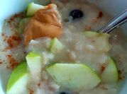 Una foto de avena cocida con canela