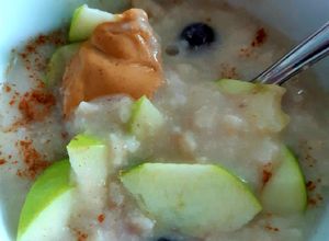 Una foto de Avena cocida baja en calorías 🍏🥜