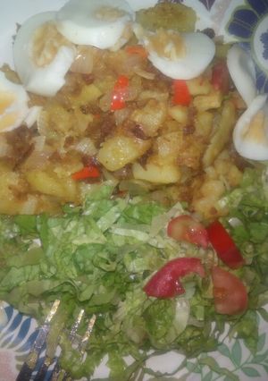 A picture of Stir fry potatoes and lettuce.