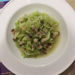 A picture of Fry green pumpkin with salted fish.