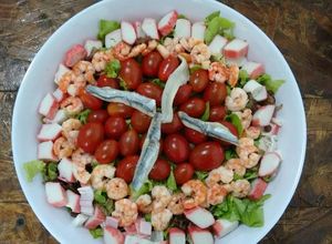 Una foto de Ensalada con camarones y kani kama