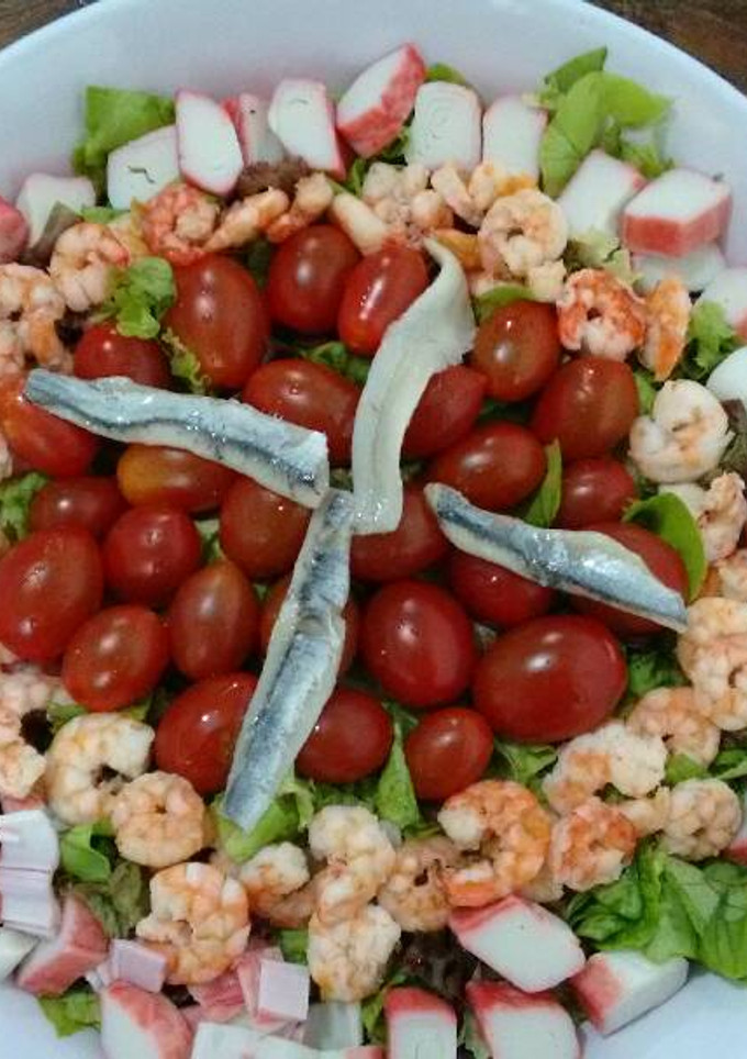 Una foto de Ensalada con camarones y kani kama