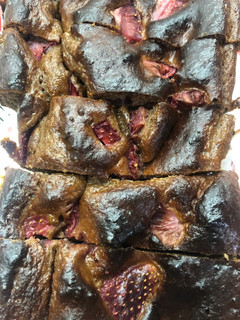 Una foto de Bizcocho de chocolate y fresas light