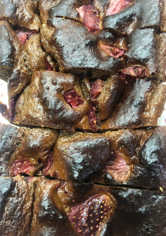 Una foto de Bizcocho de chocolate y fresas light