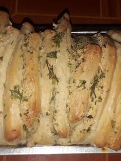 Una foto de Pan de molde con ajo y queso 🧀