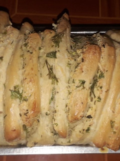 Una foto de Pan de molde con ajo y queso 🧀