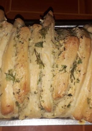 Una foto de Pan de molde con ajo y queso 🧀