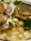 Gnocchetti di baccalà, guazzetto di vongole e sorpresa al nero di seppia
