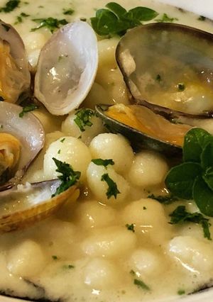 Foto di Gnocchetti di baccalà, guazzetto di vongole e sorpresa al nero di seppia