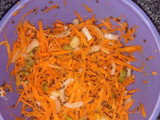 Ensalada de zanahoria, aceitunas, cebolla semillas