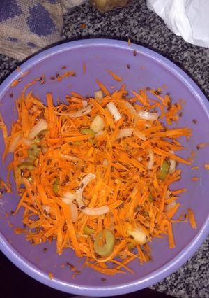 Una foto de Ensalada de zanahoria, aceitunas, cebolla semillas