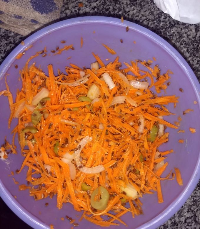 Una foto de Ensalada de zanahoria, aceitunas, cebolla semillas