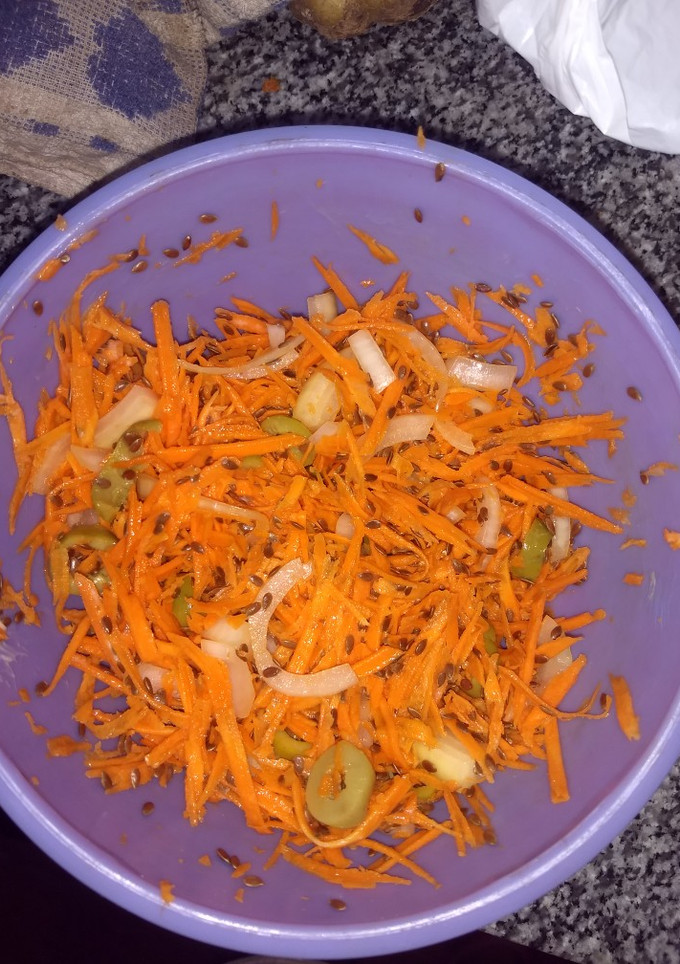 Una foto de Ensalada de zanahoria, aceitunas, cebolla semillas
