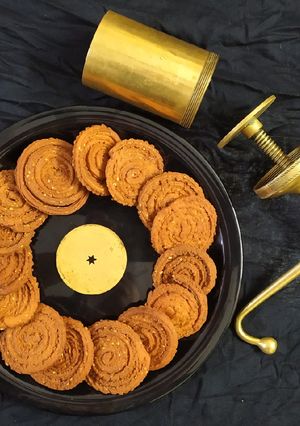 ઘઉં ના લોટની ચકરી (Wheat Flour Chakri Recipe In Gujarati) રેસીપી મુખ્ય ફોટો