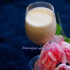 A picture of Gulkand apple shake.