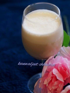 A picture of Gulkand apple shake.