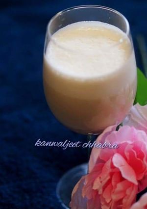 A picture of Gulkand apple shake.