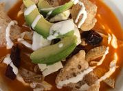 Una foto de sopa de queso panela
