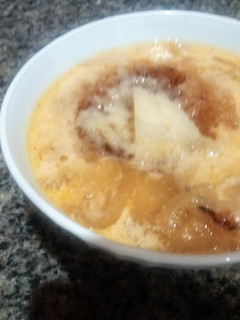 Una foto de Sopa de cebolla🍲🧀🍞🍷