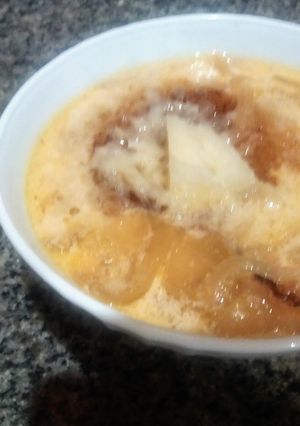 Una foto de Sopa de cebolla🍲🧀🍞🍷