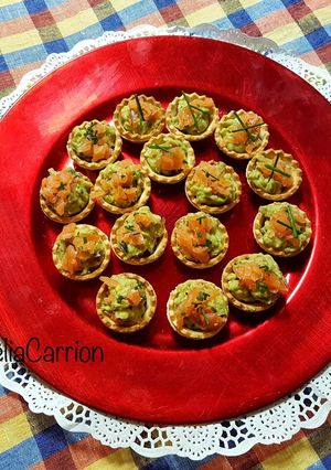 Una foto de 🔅Tartaletas de guacamole con salmón🔅