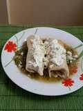 Burrito frito relleno de Frijol y queso con salsa verde