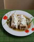 Burrito frito relleno de Frijol y queso con salsa verde