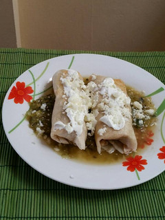 Una foto de Burrito frito relleno de Frijol y queso con salsa verde