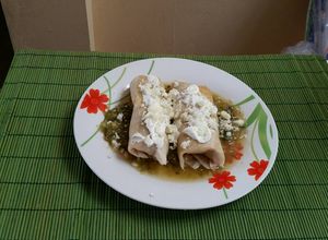 Una foto de Burrito frito relleno de Frijol y queso con salsa verde