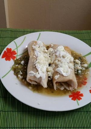 Una foto de Burrito frito relleno de Frijol y queso con salsa verde