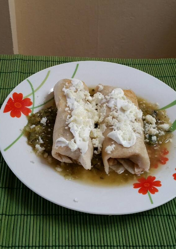 Una foto de Burrito frito relleno de Frijol y queso con salsa verde