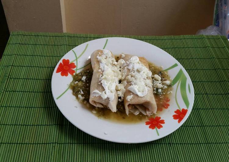 Burrito frito relleno de Frijol y queso con salsa verde