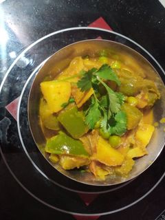 आलू शिमला मिर्च मटर की सब्जी (aloo shimla mirch matar ki sabzi recipe in Hindi) रेसिपी मुख्य फोटो