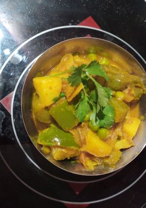 आलू शिमला मिर्च मटर की सब्जी (aloo shimla mirch matar ki sabzi recipe in Hindi) रेसिपी मुख्य फोटो