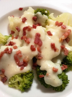 Una foto de Brócoli y Coliflor con Salsa de Patatas y Queso
