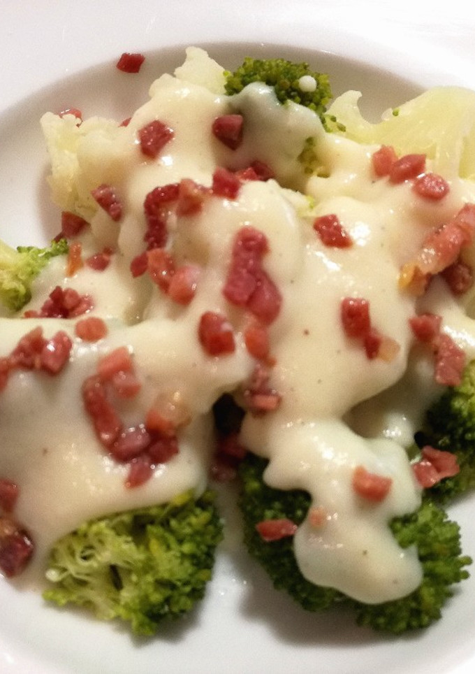 Una foto de Brócoli y Coliflor con Salsa de Patatas y Queso