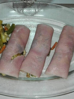 Una foto de 5 Rollitos de jamón de york y verduras