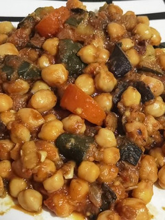 Una foto de Garbanzos con berenjena y calabacín