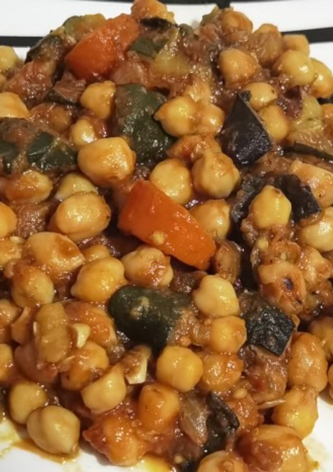 Una foto de Garbanzos con berenjena y calabacín
