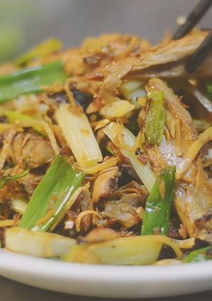 家常快炒∣薑絲炒鰹魚 酸鮮好下飯 的食譜成品照片