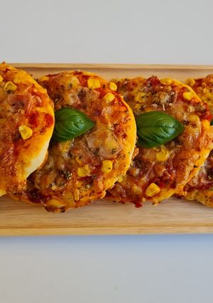 Zdjęcie przepisu Pizzerinki z szynką I kukurydzą.