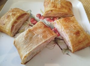 Foto principal de Hojaldre enrollado de queso y lonchas de pavo con 92 por ciento