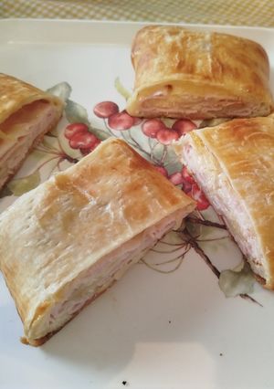 Una foto de Hojaldre enrollado de queso y lonchas de pavo con 92 por ciento