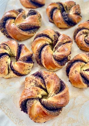 Une photo de Mini brioches couronnées aux graines de pavot