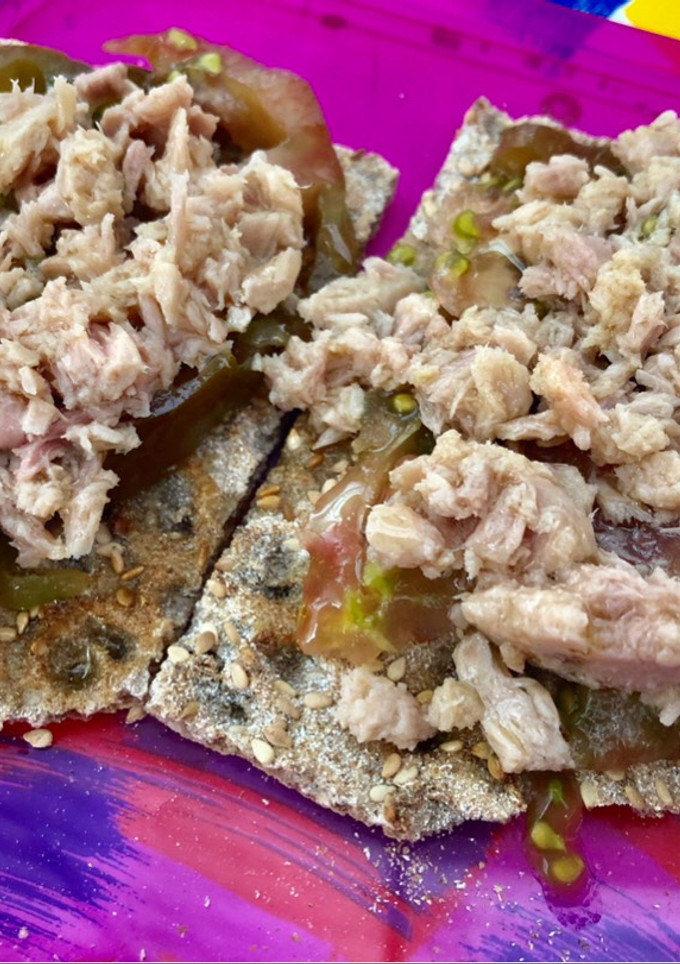 Una foto de Tosta de tomate y atún