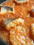 Cazuela de merluza y patatas en salsa de azafrán