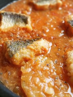 Una foto de Cazuela de merluza y patatas en salsa de azafrán