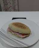 Bocadillo de jamón York, queso Feta y salsa de mojo