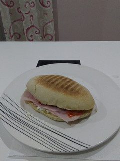 Una foto de Bocadillo de jamón York, queso Feta y salsa de mojo