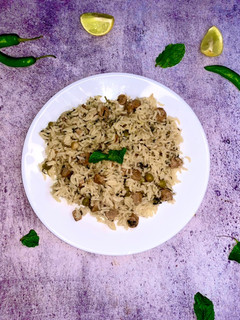 தேங்காய்ப்பால் சோயா புலாவ் (Thenkai paal soya pulao recipe in tamil) செய்முறை முக்கிய புகைப்படம்